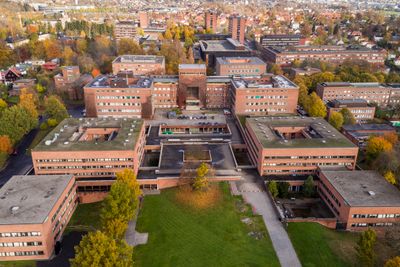 Universitetet i Oslo mangler grunnleggende utstyr for å kunne drive digital fjernundervisning, dersom veksten i koronasmitte fører til at universitetet blir nødt til å stenge lesesaler og undervisningslokaler, mener en av professorene ved universitetet.