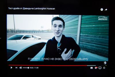 Bildet viser Yevgeny Nikulin på et Youtube-opptak datert mandag 2. august 2015, etter et Lamborghini Huracan-løp utenfor Moskva i Russland. 