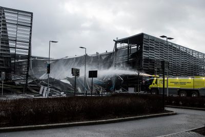 Deler av parkeringshuset raste sammen etter brannen på Stavanger lufthavn Sola.