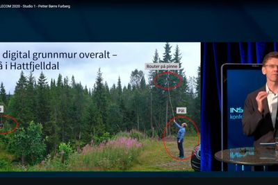 Her et bilde fra videostrømmen fra Inside Telecom-konferansen 6. oktober, der Telenor Norge-sjef Petter-Børre Furberg oppfordret myndighetene til å støtte utbygging av bredbånd til de siste som ikke har et tilbud nå. Her sammen med et bilde av at en av Telenor-medarbeiderne – Pål – sjekker om konkurrenten Ice har dekning, ved å løfte opp en Ice-ruter på en pinne.