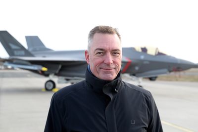 Ifølge forsvarsminister Frank Bakke-Jensen ligger det an til at Norge selger F-16-flyene neste år. Her er han foran etterkommeren F-35A.