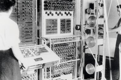 Kodeknekker-datamaskinen Colossus Mark 2, fotografert i 1943, ble utviklet ved Bletchley Park. De fleste av de ansatte ved anlegget var kvinner.