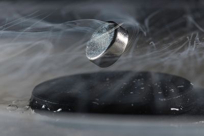 En svevende magnet er den klassiske demonstrasjonen av superledning. Her er superlederen (nederst) kjølt med flytende nitrogen.