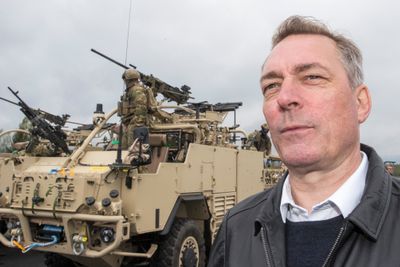 Forsvarsminister Frank Bakke-Jensen (H), her under et besøk i Rena leir i fjor. Fredag la han fram forslag til langtidsplan for Forsvaret.