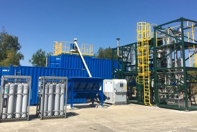 Et slikt mobilt kontainer-system kan gjøre plast om til syngass, og deretter strøm. I dag testes det i Drammen, men eierne har siktet seg inn mot Indonesia.