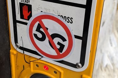 Klistremerke med forbudsskilt mot 5G.