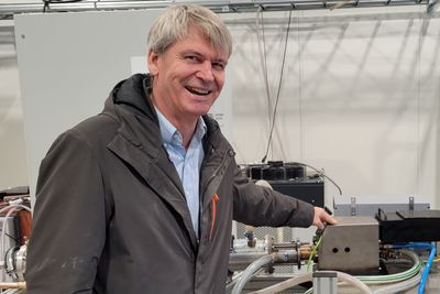 Rune Ingels er teknologisjef i N2 Applied. Her viser han fram lysbuen som fikserer nitrogen fra luft og som tilføres naturgjødselen og gjør den til et mye bedre produkt.