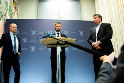 Helse- og omsorgsminister Bent Høie (midten), administrerende direktør Ole Erik Almlid i NHO (til venstre) og LO-leder Hans-Christian Gabrielsen (til høyre) holdt pressekonferanse etter et møte mandag formiddag.