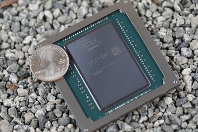 Xilinx er mest kjent for selskapets FGPA. Da FPGA-en på bildet ble lansert i 2019, var den verdens aller største, med 9 millioner systemlogikkceller.
