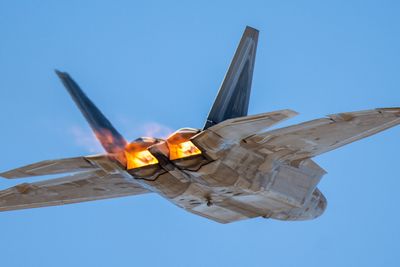 Etterbrennerne på de to F119-motorene lyser opp på et F-22A under et flyshow ved Tucson i Arizona i 2019.