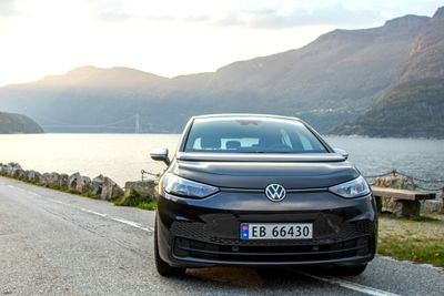 Volkswagen ID3 selger meget godt nå i høst, og bidrar dermed til at Norge setter nye elbilrekorder. Men hele 20 forskjellige elbilmodeller ligger an til å utlevere 1.000 biler eller mer i år. Markedet har modnet.