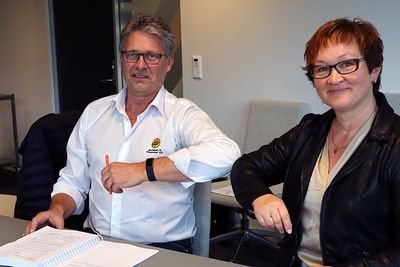 Daglig leder i Bertelsen & Garpestad, Øyvind Langemyr, og Dina Lefdal, fylkesdirektør for infrastruktur og veg i Vestland fylkeskommune, signerte kontrakt om utbedring av Seimsdalstunnelen i Årdal kommune 28. oktober 2020.
