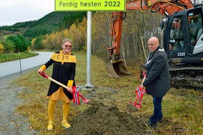 Det var Solvår Skogen Sæterbø i Gulstripeaksjonen og Odd Jarle Svanem, ordfører i Heim kommune, som tok det første spadetaket i prosjektet E39 Betna-Stormyra. Delstrekningen Leirvika-Renndalen skal bygges først, og vil åpne for trafikk i 2022.