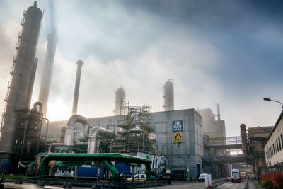 Administrerende direktør Sverre Gotaas i Herøya Industripark har underskrevet høringsuttalelsen fra 16 industriaktører. Her illustrert med en selvkjørende buss ved Herøya Industripark. 