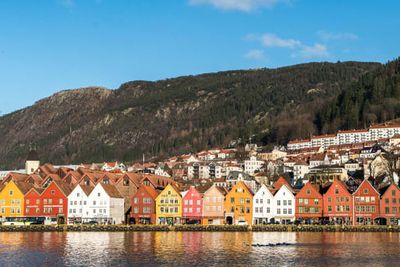 Bryggen i Bergen bades her – noe uvanlig – i solens stråler. Nå skal også strålene fra 5G-antennene være klare til å gi lynraskt mobilnett til bergenserne og turistene som besøker den ikoniske bydelen.