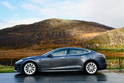 Nyere Tesla Model S er blant bilene som kan få tilgang til den nye FSD-programvaren. Her står bilen i Gjesdal kommune.