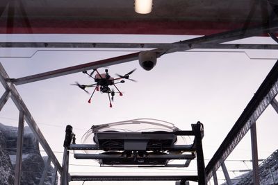 Statnett gjør seg mindre avhengig av IT-konsulenter til programvareutvikling. Illustrasjonsbilde av inspeksjonsdrone på vei inn for å lande ved transformatorstasjonen Aura i Sunndal.