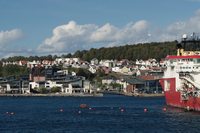 Kabelleggingsskipet Polar King kommer til land i Larvik etter å ha lagt den 173 kilometer lange Skagenfiberen i tidvis kraftig vind fra Hirtshals.