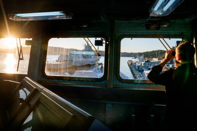 Fra brua på fregatten «Otto Sverdrup» til kai på Haakonsvern. Søsterskipet «Thor Heyerdahl» ses gjennom vinduet.