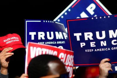 Trump-tilhengere protesterer fortsatt mot den fortsatte opptellingen av stemmer i vippestatene.