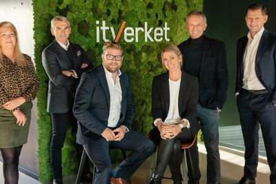 Itverket ved (fra v.) salgssjef Catrine Gustavsen, påtroppende styreleder Stian Skrefsrud (partner i BOS Kapital), adm.dir Tom Henrik Rogstad, HR-sjef Tiril Johansen, påtroppende styremedlem Jo Lunder og Haakon H. Jensen, som er managing partner i BOS Kapital.