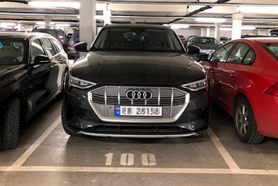 En Audi E-tron på parkeringsplassen til Inger-Lise Valbrek.