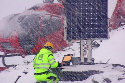 NVEs Seksjon Fjellskred foretar vedlikehold av datalogger på Gámanjunni 3 i Kåfjord kommune.