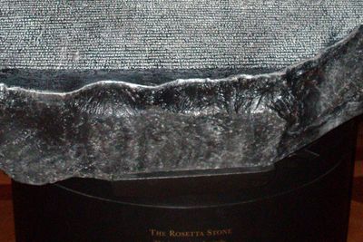 Apples Rosetta-teknologi er oppkalt etter den egyptiske Rosettasteinen, som ga nøkkelen til dechiffreringen av hieroglyfene. Det er en kopi av steinen, utstilt ved British Museum i London, som er avbildet.