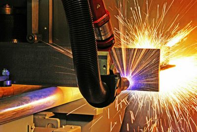Boring, sveising, brenning av stål gjøres med robotarmer, som denne fra Voortman. Nå slipper stålverkstedene å programmere maskinene selv.