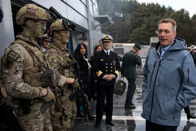 Forsvarsminister Frank Bakke-Jensen besøkte Sjøforsvaret for første gang i oktober 2017, om bord på fregatten KNM Roald Amundsen, et drøyt år før ulykken med søsterskipet KNM Helge Ingstad.