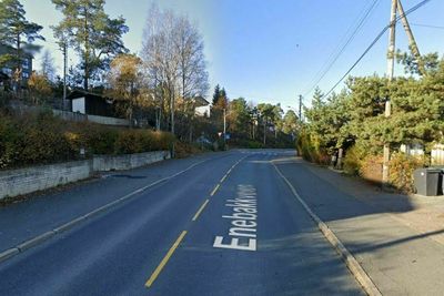 Denne strekningen av Enebakkveien ligger på Abildsø, mellom E6 og Østensjøvannet i Oslo. 