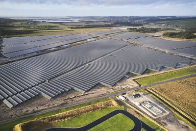 Siden midten av mai har Sør-Norge hatt flere timer med negative strømpriser hver søndag. Illustrasjonsbilde fra byggingen av Nord-Europas største solcelleanlegg i Aabenraa i Danmark (300 MW). 