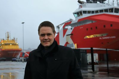 Administrerende direktør Harald Solberg i Norges Rederiforbund. Bak til venstre ligger supplyskipet Viking Energy som skal få installert en ammoniakkdrevet brenselcelle om bord.