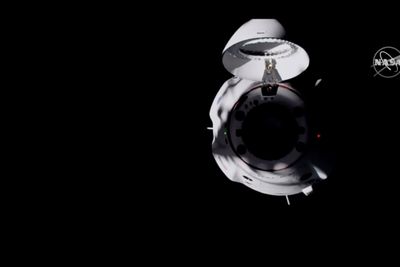 Bilder fra NASA TV viser romkapselen Dragon fra SpaceX som nærmer seg Den internasjonale romstasjonen (ISS).