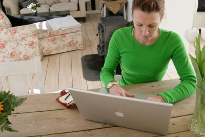 Å jobbe hjemmefra er ikke en medfødt egenskap. Litt trening hjelper blant annet for å etablere gode arbeidsvaner – begynne, ha lunsj og slutte på definerte tidspunkter, skriver artikkelforfatteren.