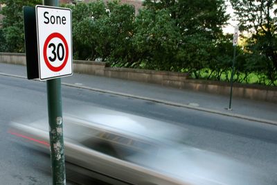 Spanske myndigheter har bestemt at alle enveiskjørte gater i landets byer skal ha en fartsgrense på 30 km/t. 