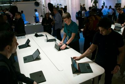 Surface Pro X, under en tilstelning i New York da Microsoft lanserte sin Arm-baserte maskin i fjor høst. Nå får slike maskiner «ekte» og native Photoshop.