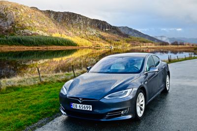 Model S på rasteplass ved Storrsheivatnet i Bjerkreim kommune i Rogaland.