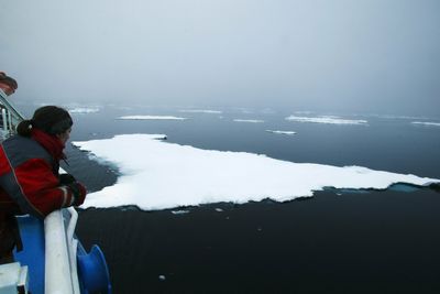 Sommerisen i Arktis blir tynnere og mindre. Når sollyset treffer mørkt hav absorberes varmen istedenfor å reflekteres av hvit is. Dette er den viktigste driveren for fortsatt issmelting.