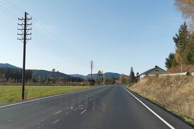 Telenor planlegger å rive det gamle telefonnettet ned fra stolper og opp fra grøfter. Nå inviterer Nasjonal kommunikasjonsmyndighet til samtaler om Telenors planer.