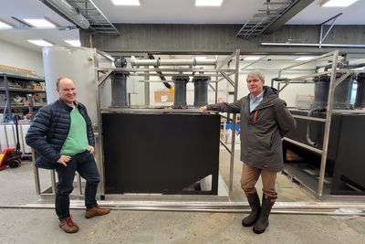 Produksjon: N2 Applied har startet produksjon av de første maskinene som behandler naturgjødsel på gården i Numedal. Til venstre; forretningsutvikler Kåre Gunnar Fløystad. Til høyre medgründer og teknisk sjef, 
Rune Ingels.