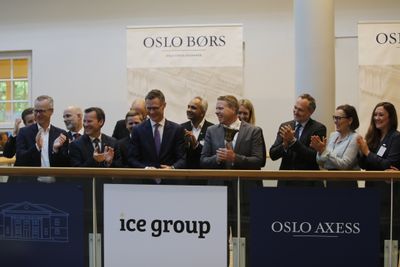 Finansdirektør Henning Karlsrud i Ice Group var sentral i børsnoteringen, som bildet er fra. Karlsrud er mannen med lilla slips til venstre for administrerende direktør Eivind Helgaker og kommersiell direktør Shiraz Abid i midten av bildet.