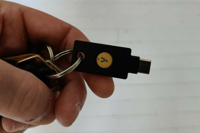 Kompakt liten sak. Med bare fem gram og rett over fire centimeter er det ikke vanskelig å finne plass til Yubikey5 på nøkkelknippet.