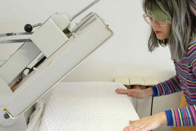 Esmée Willemsen jobber her med en versjon av gardinene som er fylt med materiale som bruker faseforadnring til å stabilisere temperaturen rundt 25°C.