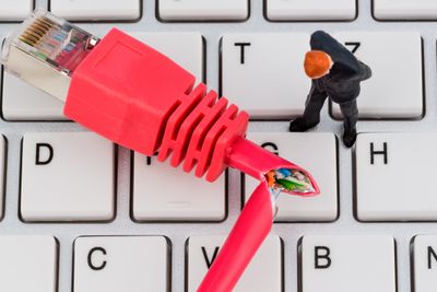 Pakistanske myndigheters økte makt til å sensurere innhold gjør at store, vestlige internettaktører vurderer å stenge ned virksomheten i landet.