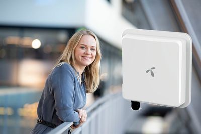 Telenor, her representert ved leder for bredbånd og TV, Camilla Amundsen, blir pålagt flere endringer i reguleringen av fast trådløst bredbånd. Antennen på bildet er av typen som monteres på husveggen for å motta bredbåndssignaler fra mobilnettet. 