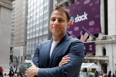 Slack-gründer og toppsjef Stewart Butterfield, her avbildet da selskapet ble børsnotert på Wall Street i fjor sommer.