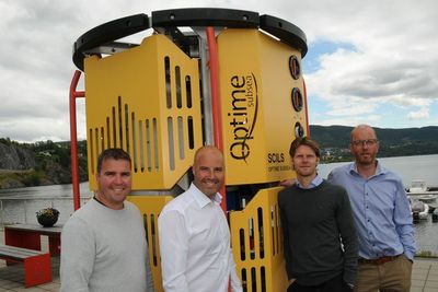 Gründerne Tor-Øystein Carlsen (f.v), Jan-Fredrik Carlsen, Thor Arne Løvland og Trond Løkka foran innretningen.