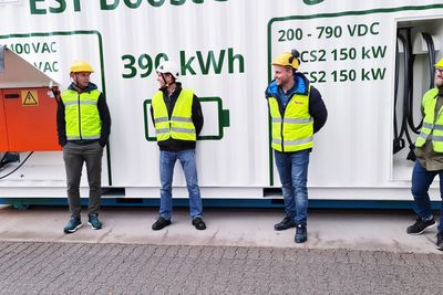 I ett år har de jobbet med å utvikle den mobile hurtigladeren. Fra venstre: Trond Egil Hagnæs (salgssjef, EST Floattech), Jannik Stanger (daglig leder, EST Floattech), Knut-Anders Eidsnes Johannesen (prosjektleder, Auto-Maskin) og Lars Bjerkelund (prosjektleder, EST Floattech).