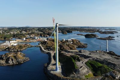 På Storøy i Karmøy kommune er to vindturbiner plassert i et industriområde, på et gammelt slaggdeponi fra aluminiumsindustrien. 